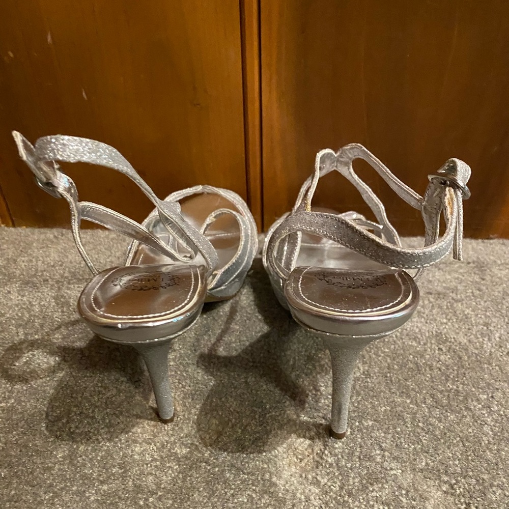 Silver Heels - Picture 4 of 4